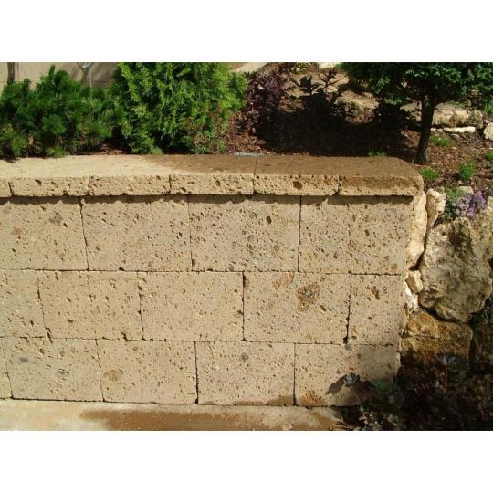 kerites termeszetes ko blokk tufa kerites borospince koburkolat falazo elem borozo rusztikus ko termesko mediterran haz fal tufa padlo hazfal.jpg